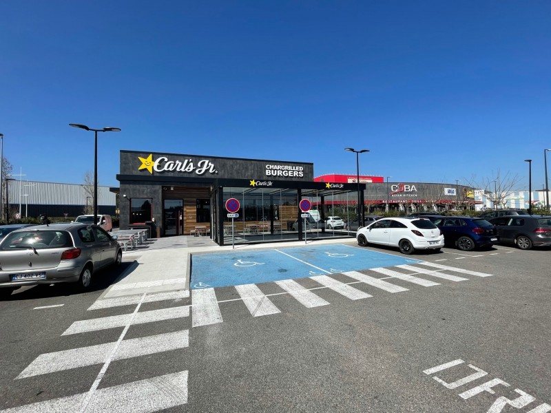 Pose d’une pergola thermique pour fast food Carls Jr à La Garde
