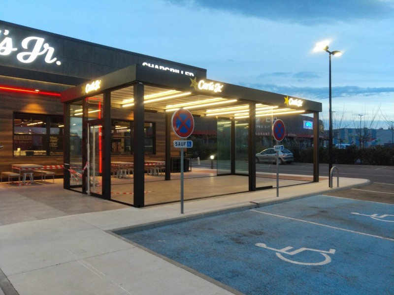 Pose d’une pergola thermique pour fast food Carls Jr à La Garde